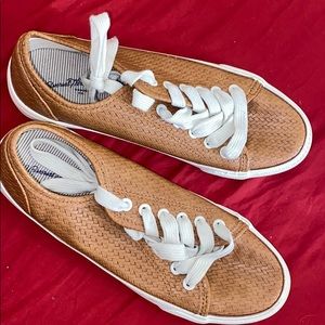 Woven low top sneaker